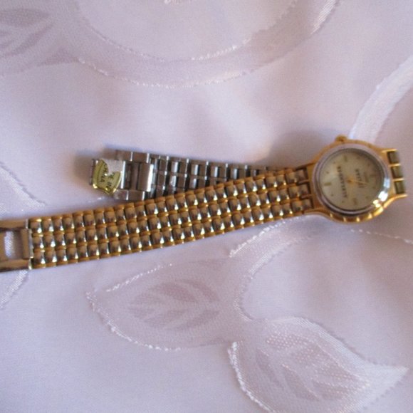 ALEXANDER JULIAN VINTAGE QUARTZ WATCH - NWOT - Picture 7 of 10